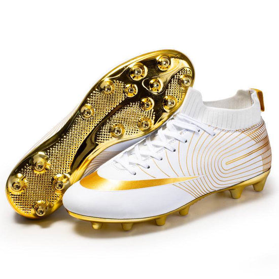 Chaussures de football montantes avec des ongles longs et cassés et des semelles dorées sur gazon - Droxev