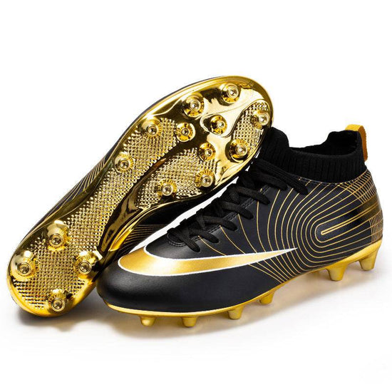 Chaussures de football montantes avec des ongles longs et cassés et des semelles dorées sur gazon - Droxev