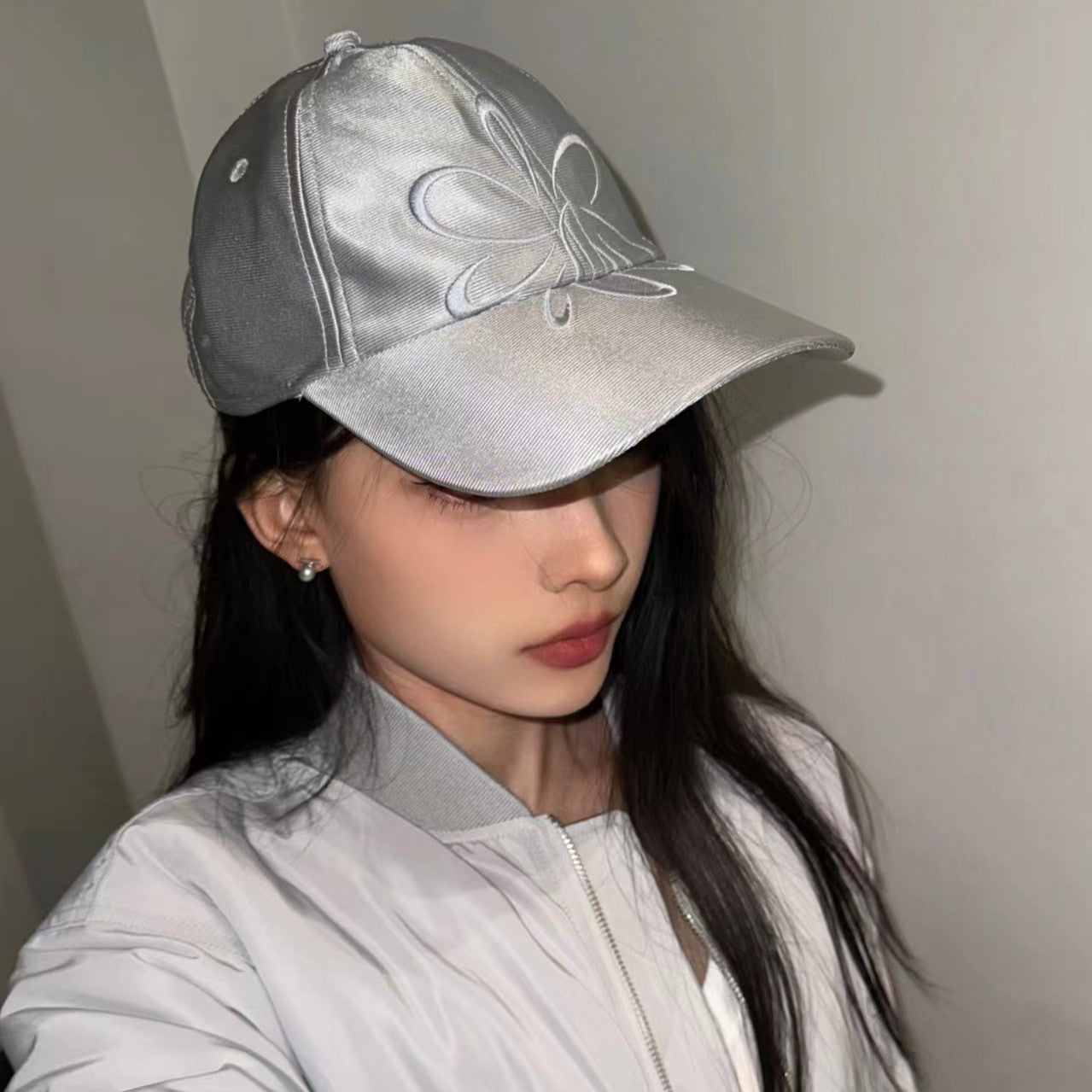 Casquette Argentée Brodée – Style Duckbill