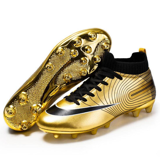 Chaussures de football montantes avec des ongles longs et cassés et des semelles dorées sur gazon - Droxev