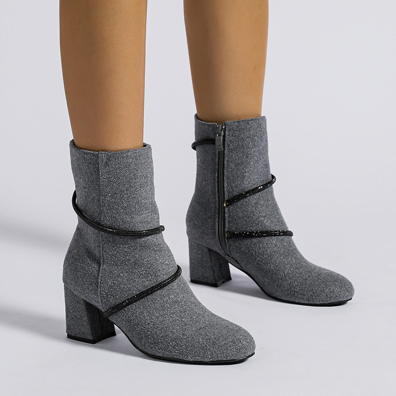 Glamorösa ankelboots med glittrande kedjor