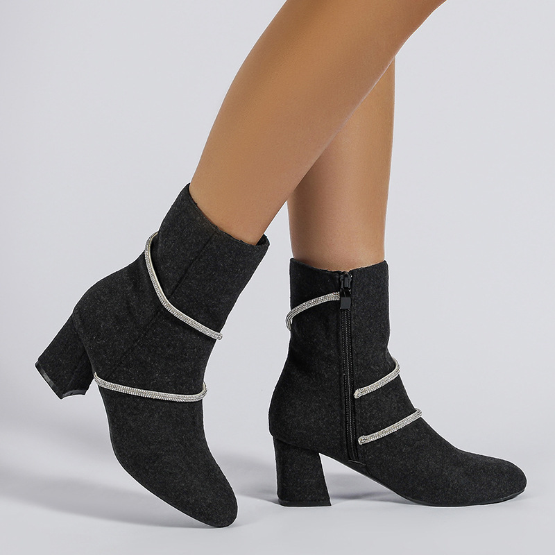 Glamorösa ankelboots med glittrande kedjor