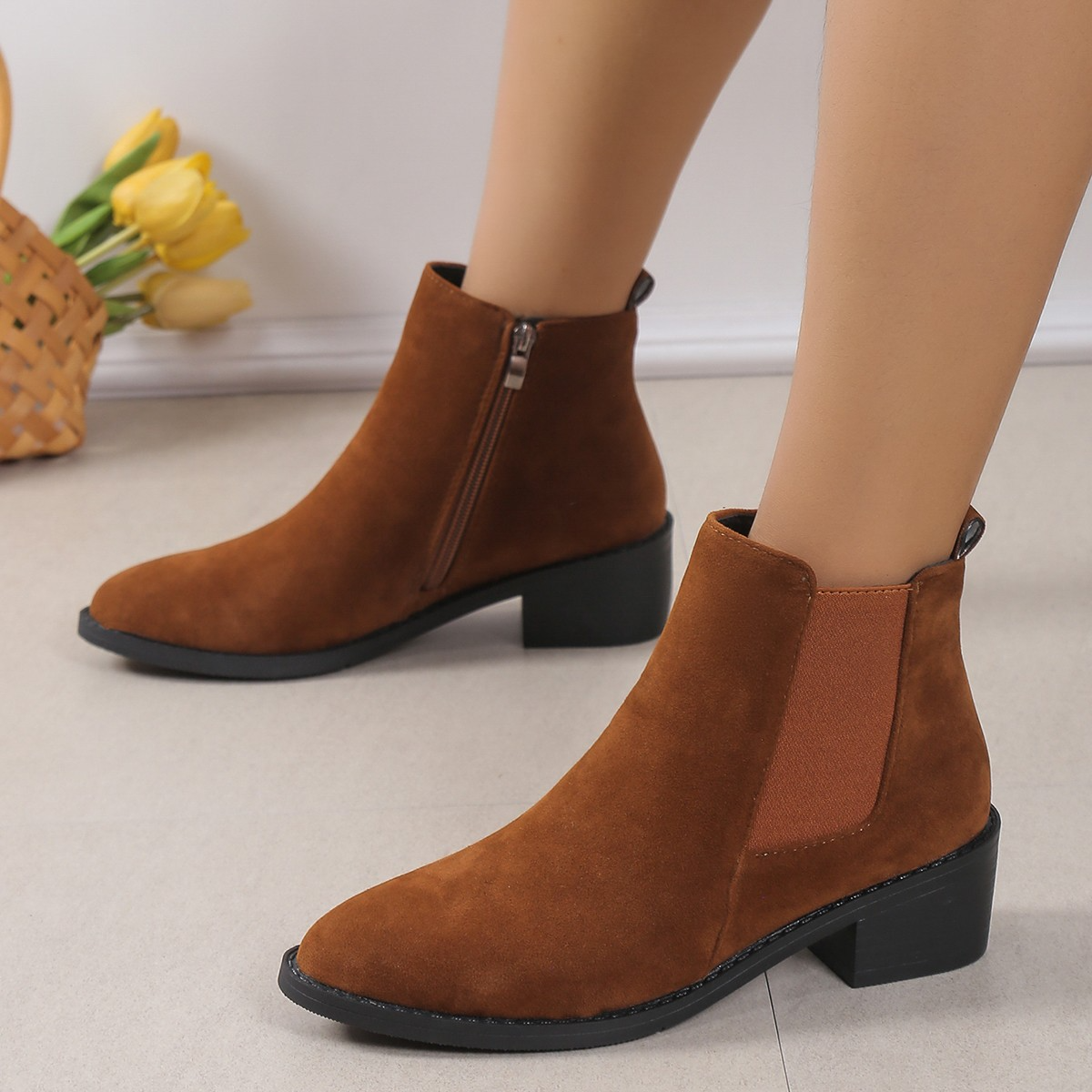 Trendiga ankelboots med grov klack och dragkedja i sidan