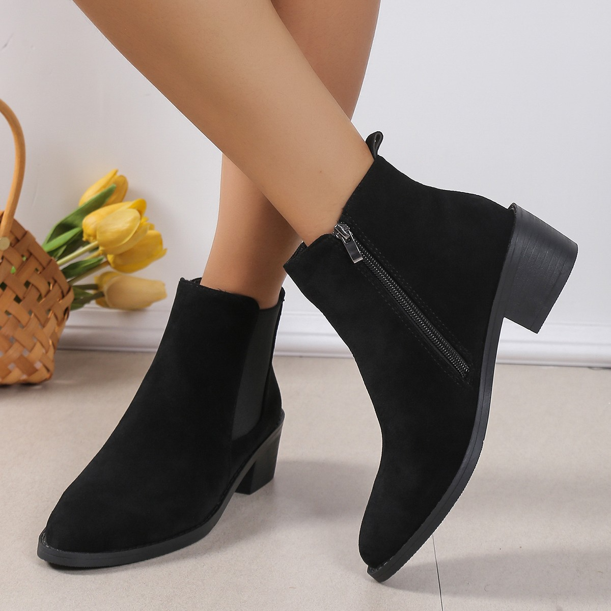 Trendiga ankelboots med grov klack och dragkedja i sidan