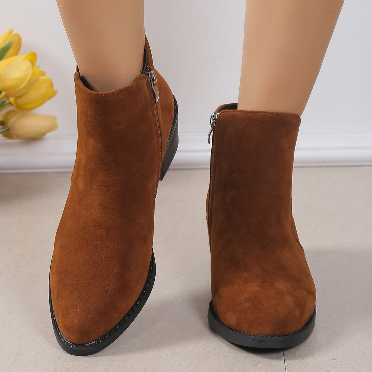 Trendiga ankelboots med grov klack och dragkedja i sidan