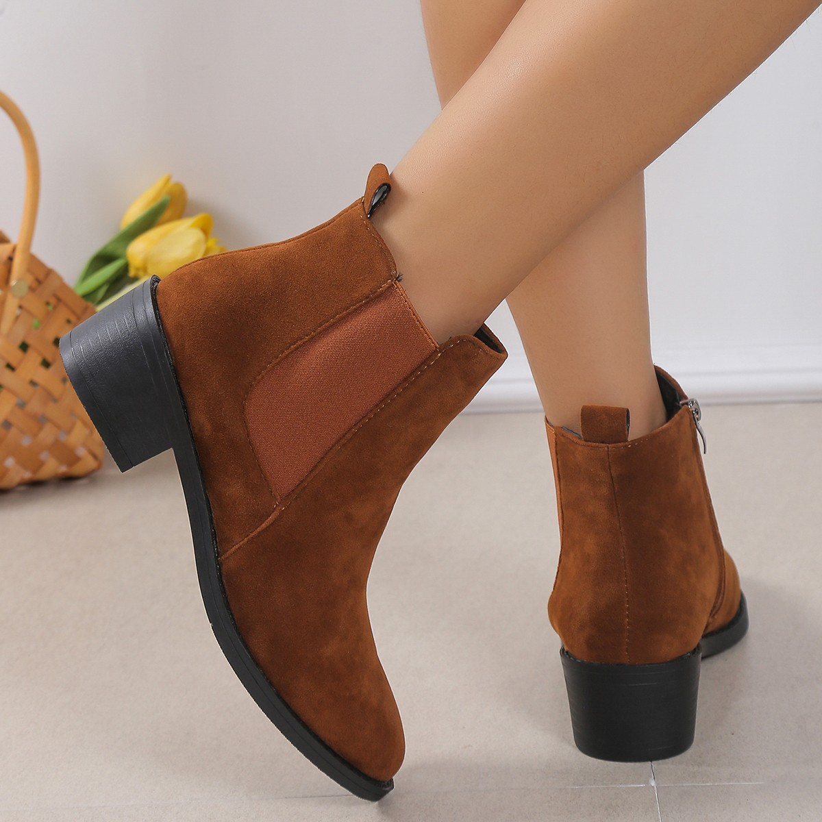 Trendiga ankelboots med grov klack och dragkedja i sidan