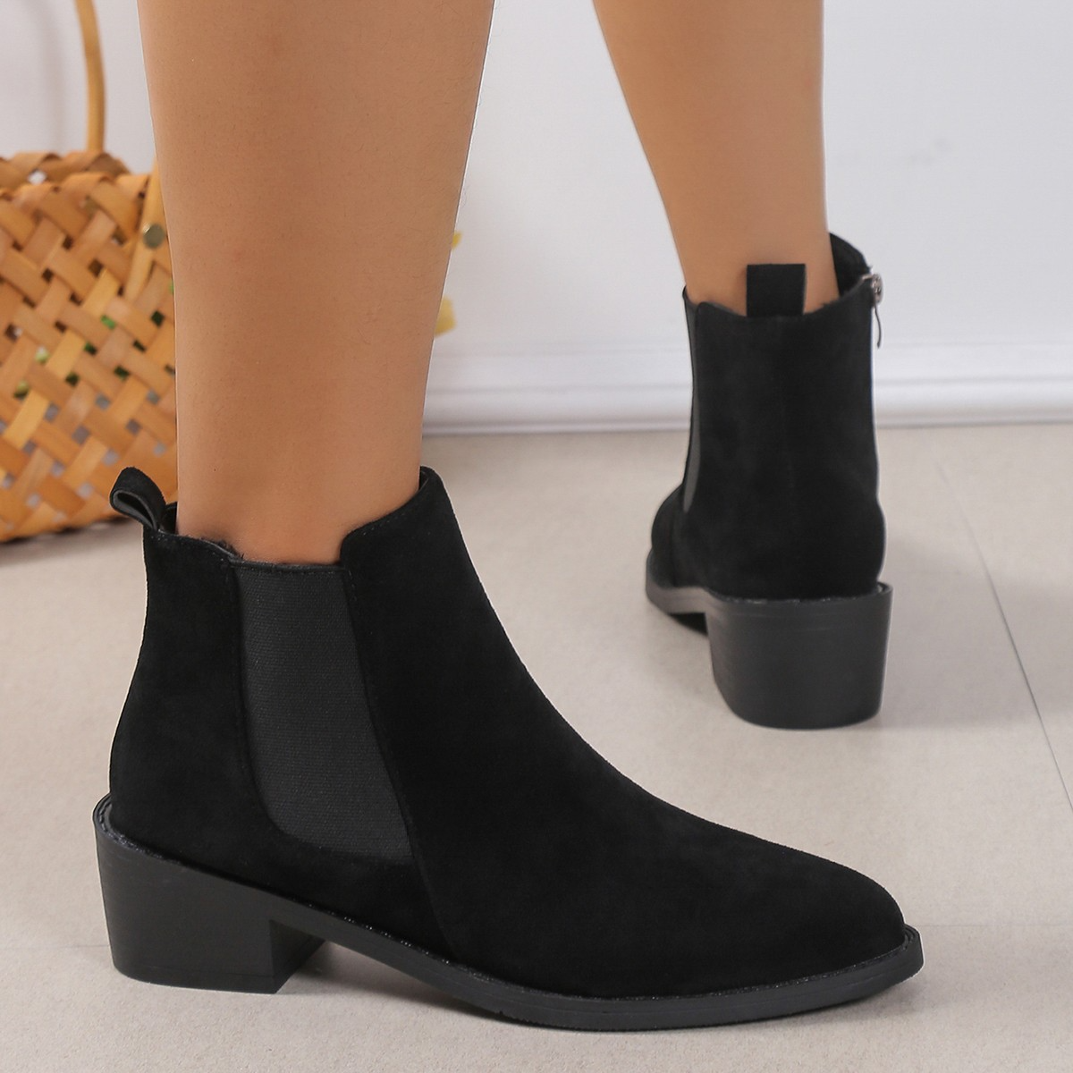 Trendiga ankelboots med grov klack och dragkedja i sidan