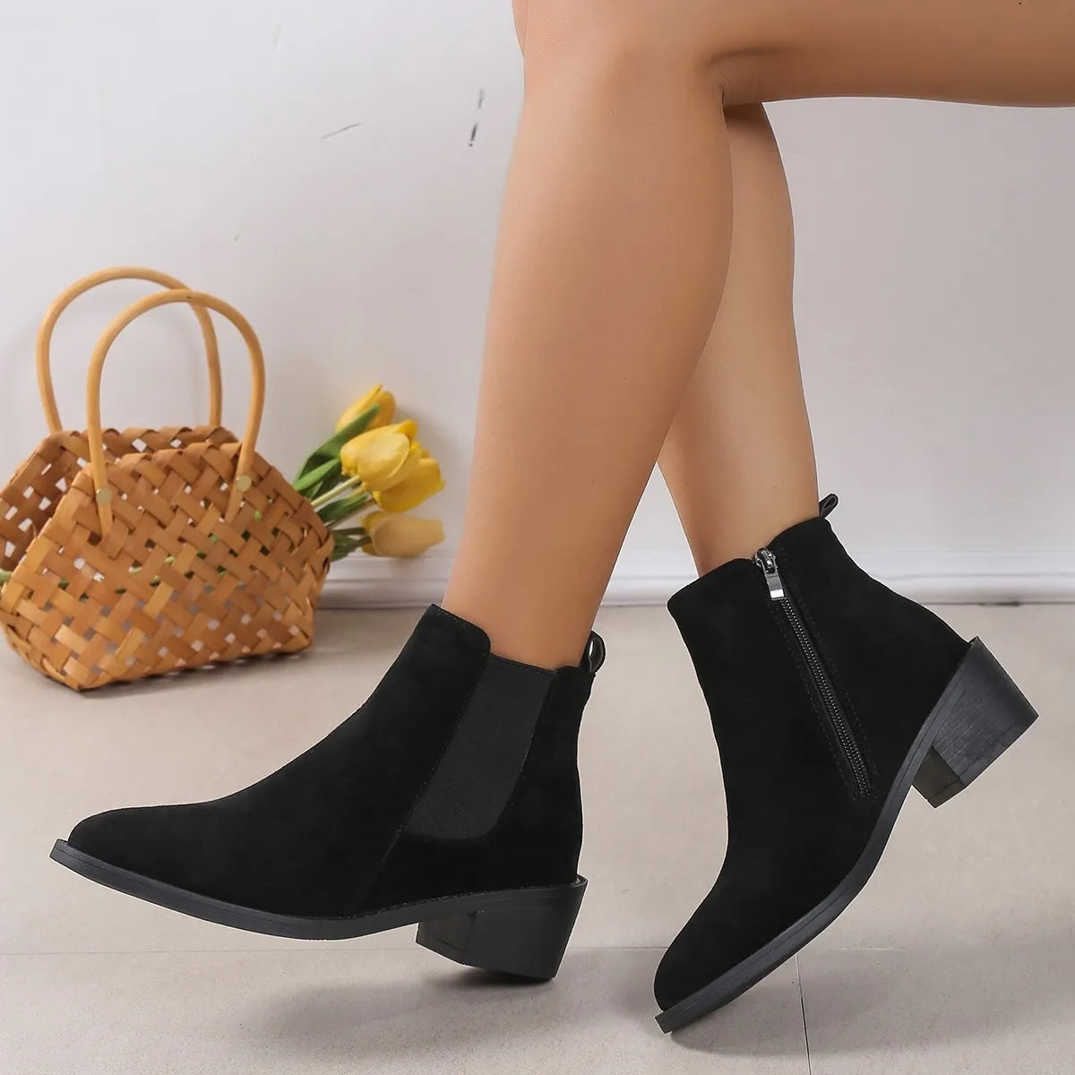 Trendiga ankelboots med grov klack och dragkedja i sidan