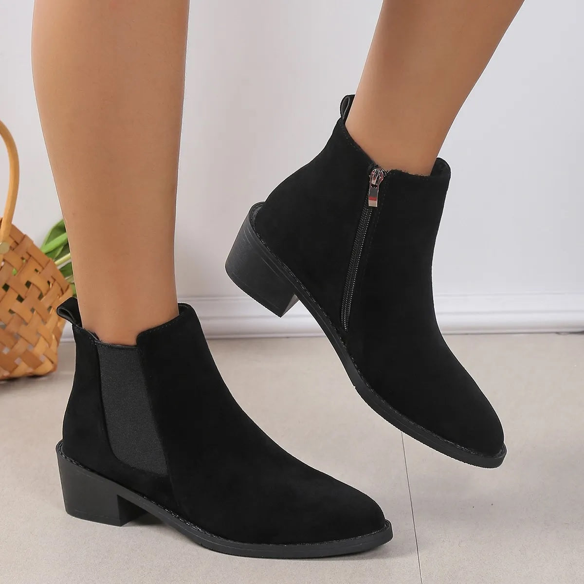 Trendiga ankelboots med grov klack och dragkedja i sidan