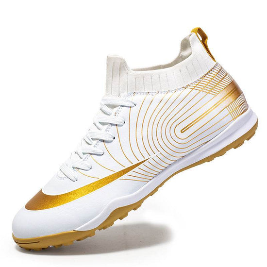 Chaussures de football montantes avec des ongles longs et cassés et des semelles dorées sur gazon - Droxev