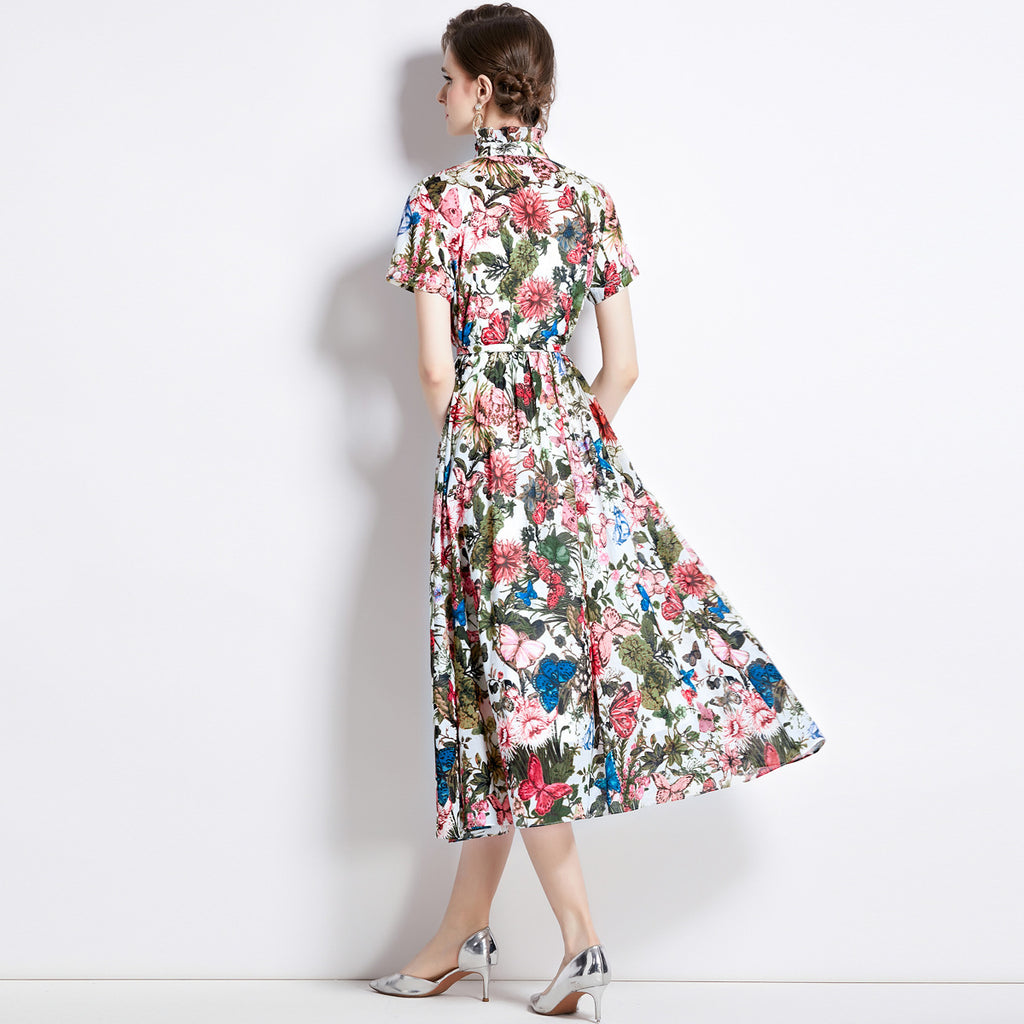 Robe ajustée à manches courtes et imprimé papillon