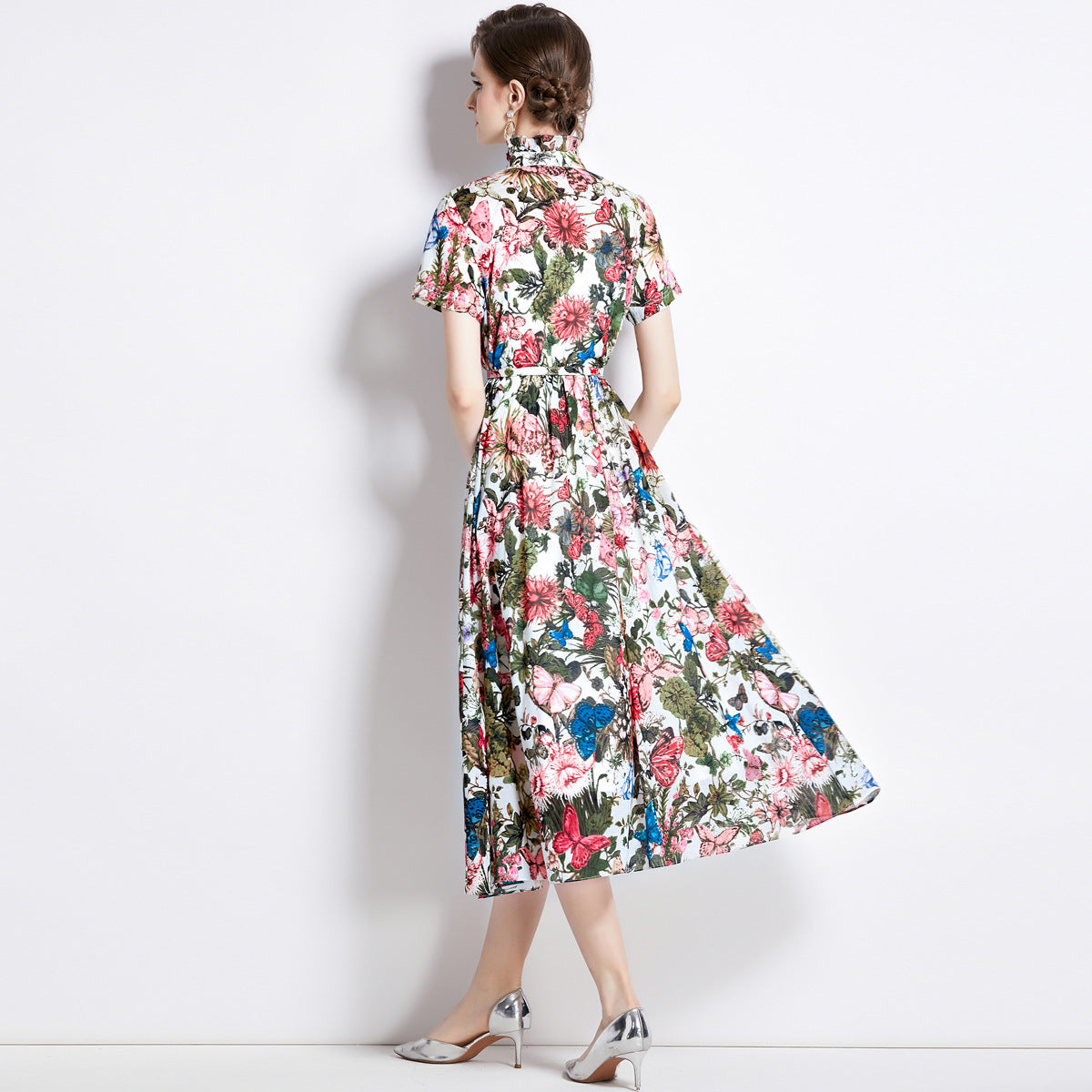 Robe ajustée à manches courtes et imprimé papillon