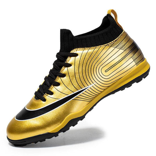 Chaussures de football montantes avec des ongles longs et cassés et des semelles dorées sur gazon - Droxev