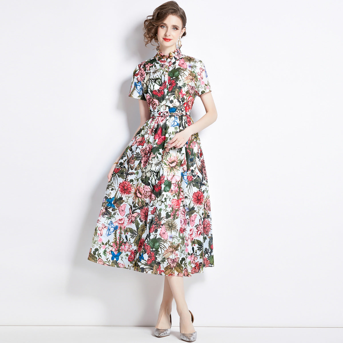Robe ajustée à manches courtes et imprimé papillon