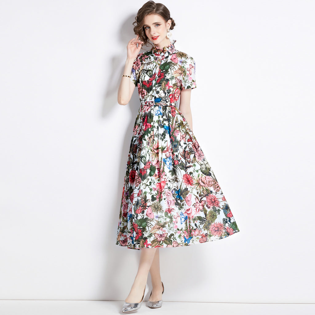 Robe ajustée à manches courtes et imprimé papillon