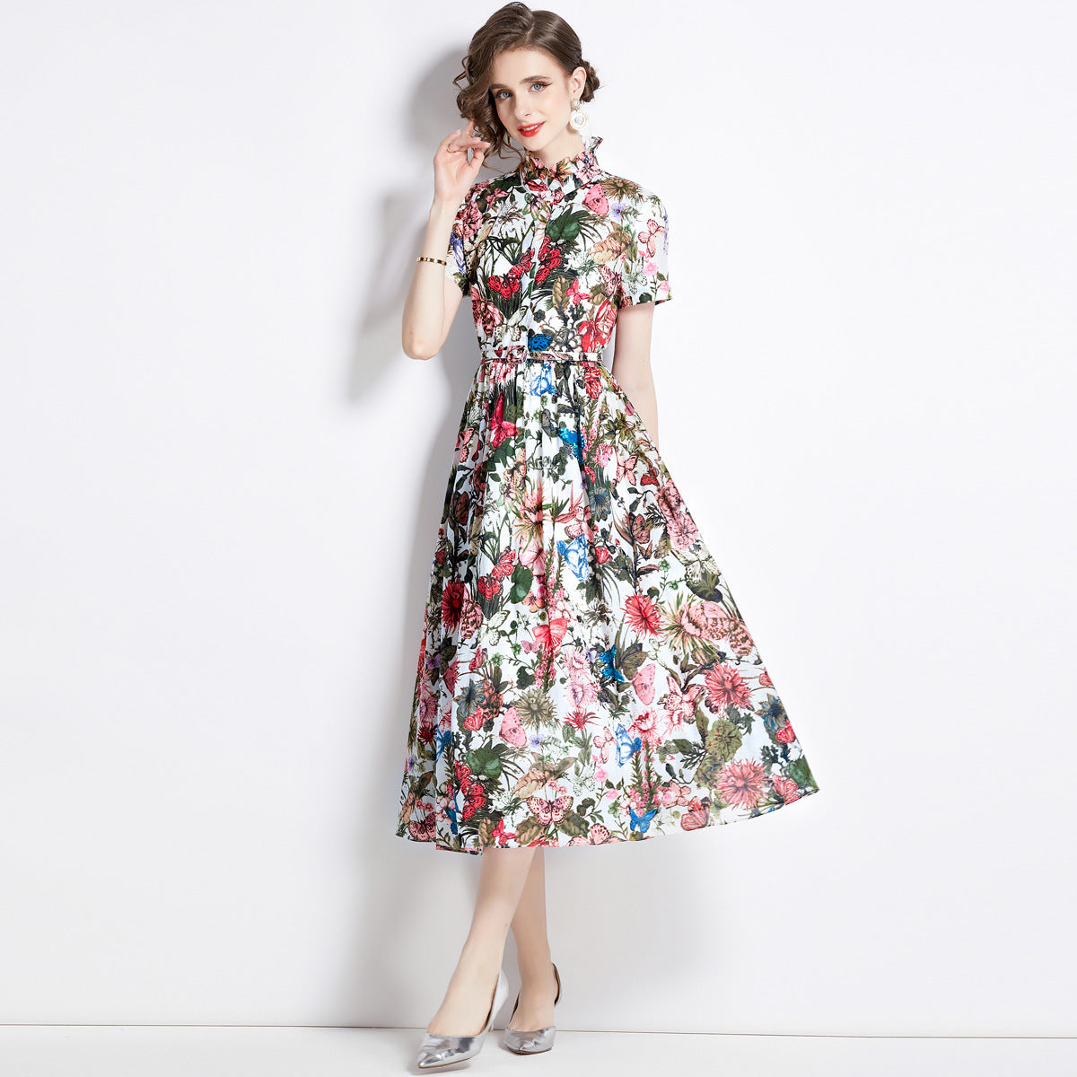 Robe ajustée à manches courtes et imprimé papillon